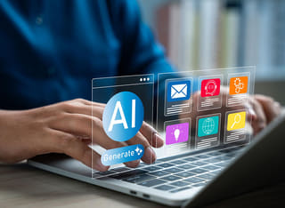 Principiante nel mercato delle criptovalute che studia i fondamenti delle negoziazioni automatizzate tramite AI