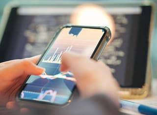 Investitore che controlla la procedura chiara di trasferimento e prelievo dei propri fondi