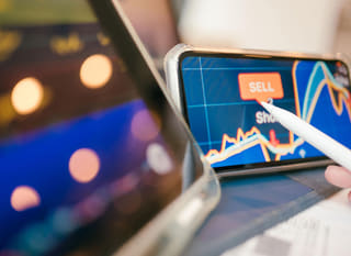 Operatore attivo su più mercati che esamina le opzioni su forex, Ethereum e Bitcoin
